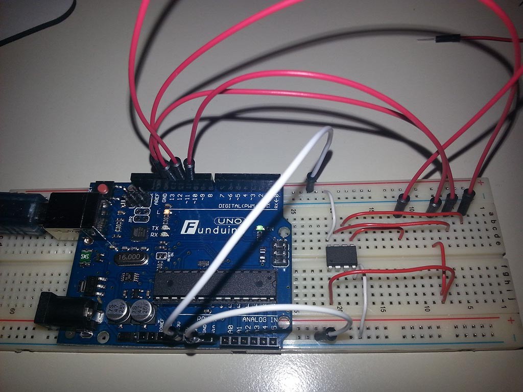 Die weißen Kabel sind +5V und GND-Verbindungen. Alle roten Kabel sind Datenleitungen. Zum Vergrößern Bild anklicken.